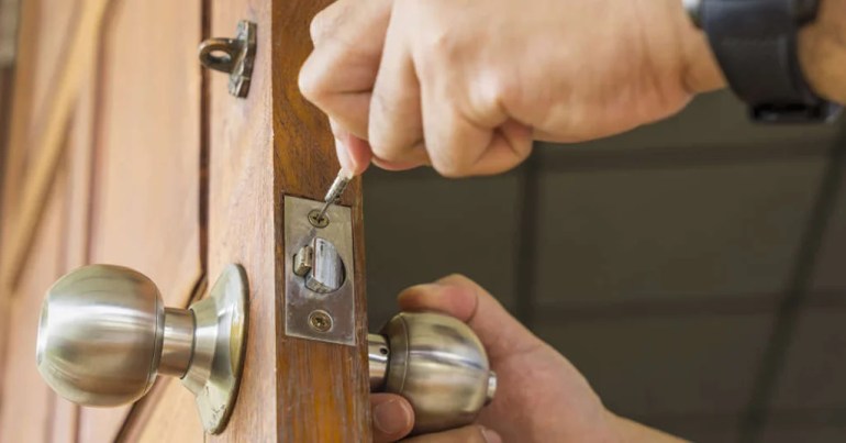 Cara Pasang Tombol Pintu dengan Mudah untuk Pemula 4 Cara Pasang Tombol Pintu untuk Pemula