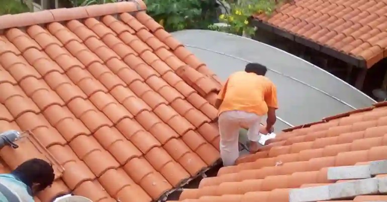 Upah Baiki Bumbung Bocor di Malaysia 2024 3 Faktor Penentu Kos Upah Baiki Bumbung Bocor